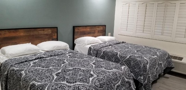 Hollywood Park Motel image 7